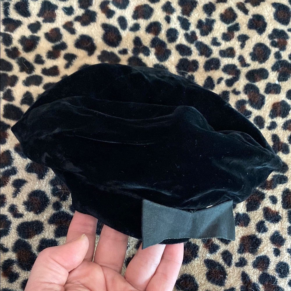 Elegant Vintage Black Velvet Beret with Bow